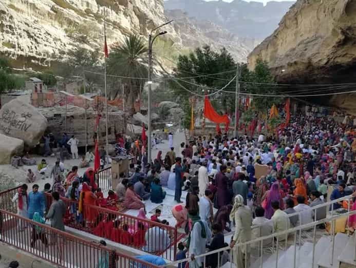 सतीचे मंदिर हे हिंदू मंदिर पाकिस्तानातील बलुचिस्तानमधील हिंगोल नदी आणि हिंगोल राष्ट्रीय उद्यानाच्या दरम्यान आहे. हे मंदिरं प्रसिद्ध शक्तीपीठांमध्ये गणले जातात, जे माता सतीशी संबंधित आहेत. असे म्हटले जाते की जेव्हा देवी सती हवनकुंडाच्या अग्नीत त्यांनी स्वत:च्या शरीराचा त्याग केला होता तेव्हा भगवान शिवाने त्यांच्या शरीराला उचलले आणि तांडव करण्यास सुरुवात केली. त्याच काळात माता सतीचे शीर याच ठिकाणी पडले होते अशी आख्यायिका सांगितली जाते. हे मंदिर टेकड्यांच्या मध्ये असलेल्या एका गुहेत बांधलेले आहे.