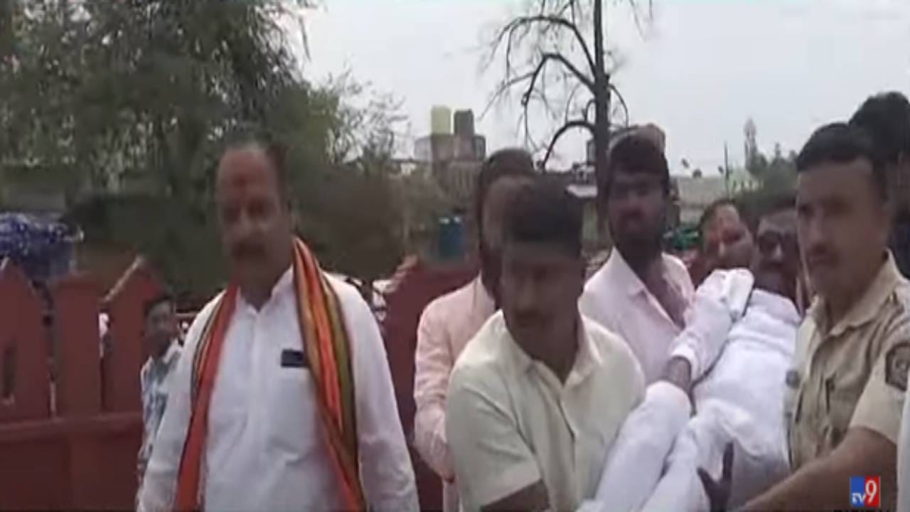 Hingoli News : भाजप आमदाराला तिरंगा रॅलीमध्येच भोवळ, चक्कर येताच एकच धावाधाव...बघा व्हिडीओ Hingoli News : भाजप आमदाराला तिरंगा रॅलीमध्येच भोवळ, चक्कर येताच एकच धावाधाव...बघा व्हिडीओ