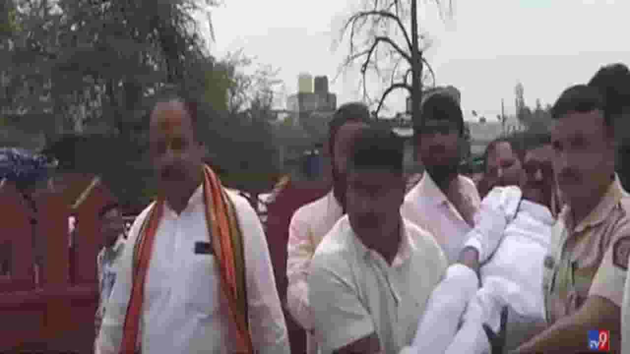 Hingoli News : भाजप आमदाराला तिरंगा रॅलीमध्येच भोवळ, चक्कर येताच एकच धावाधाव...बघा व्हिडीओ Hingoli News : भाजप आमदाराला तिरंगा रॅलीमध्येच भोवळ, चक्कर येताच एकच धावाधाव...बघा व्हिडीओ