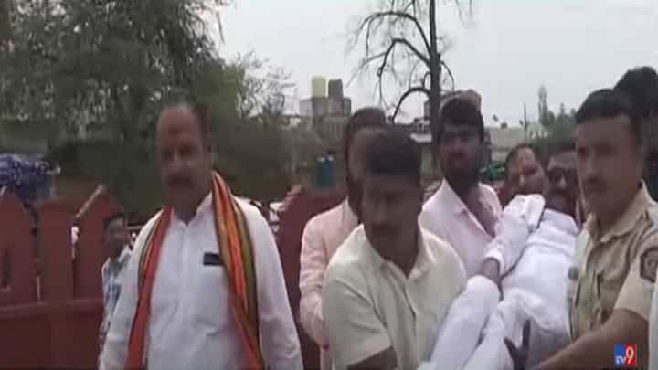 Hingoli News : भाजप आमदाराला तिरंगा रॅलीमध्येच भोवळ, चक्कर येताच एकच धावाधाव...बघा व्हिडीओ Hingoli News : भाजप आमदाराला तिरंगा रॅलीमध्येच भोवळ, चक्कर येताच एकच धावाधाव...बघा व्हिडीओ