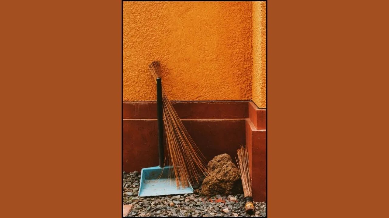 कचरा बाहेर टाकणे: संध्याकाळी कचरा बाहेर टाकल्याने घरातील चांगली ऊर्जा नाहीशी होते. मान्यतेनुसार, संध्याकाळी कचरा बाहेर काढल्याने घरात लक्ष्मीचा वास राहत नाही आणि आर्थिक समस्या वाढतात.