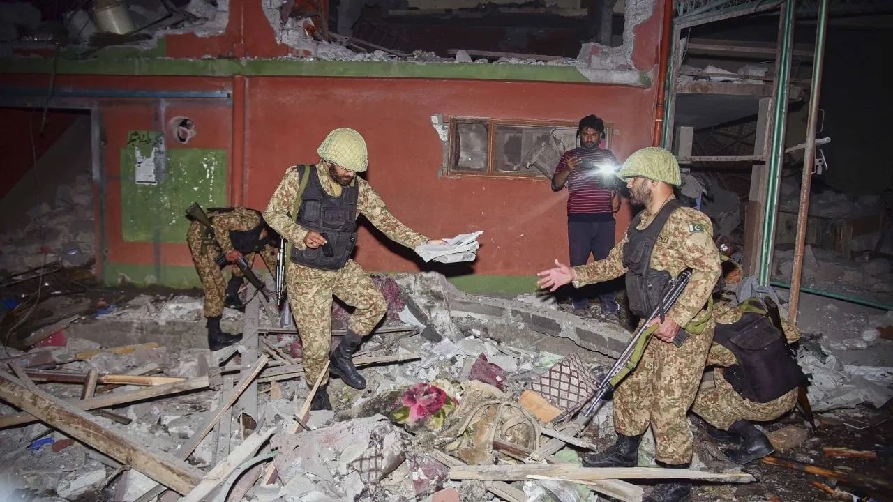 काश्मीरमधील पहलगाम येथे झालेल्या दहशतवादी हल्ल्याचा बदला घेऊन भारताने प्रत्युत्तर दिले आहे.