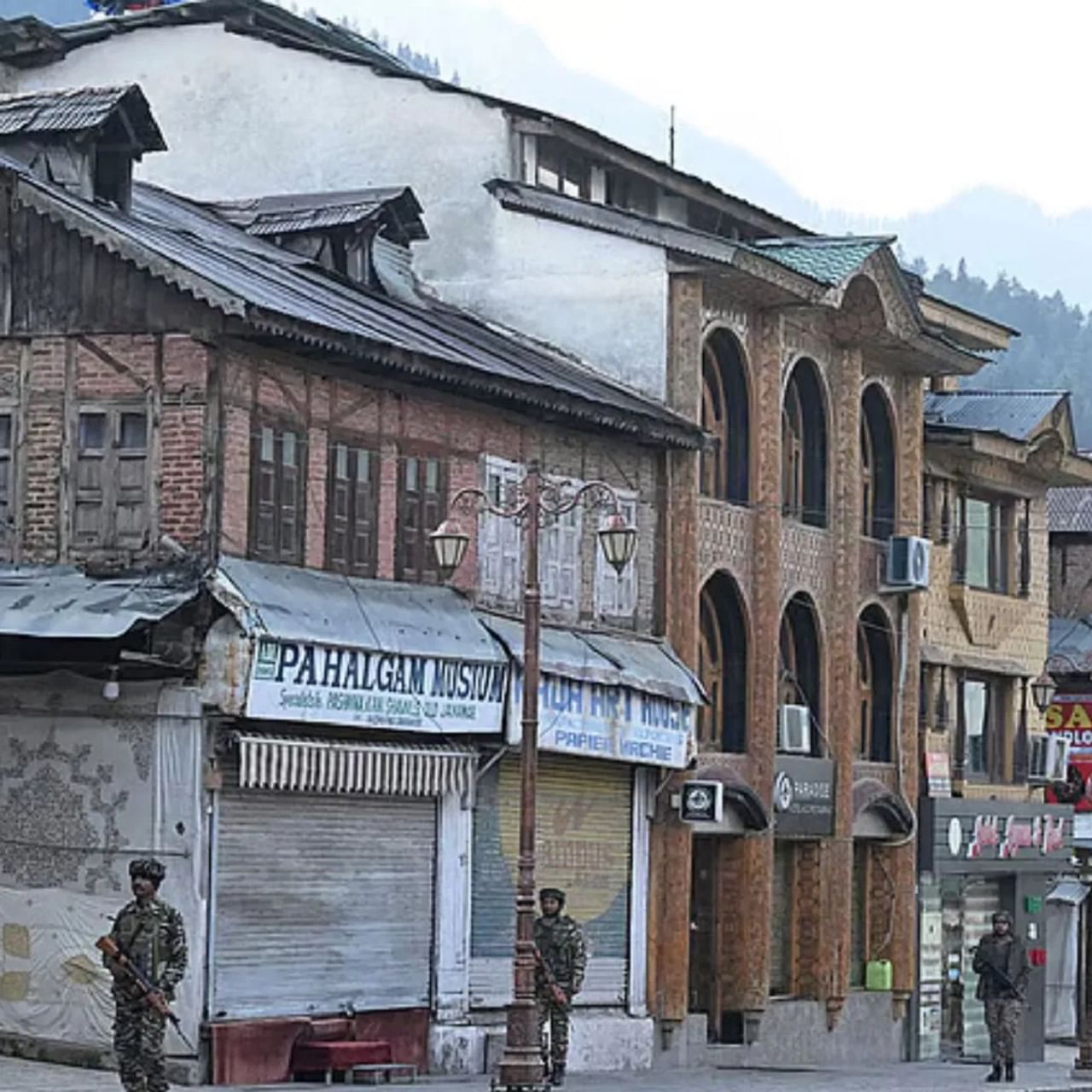 22 एप्रिल ही अशी तारीख आहे की या दिवसाने संपूर्ण भारताला हादरवलं. या दिवशी काश्मीरमधील पहलगाम येथे दहशतवादी हल्ला झाला, ज्यामध्ये 26 निष्पाप लोकांना आपले प्राण गमवावे लागले. यानंतर, भारताने ऑपरेशन सिंदूरच्या माध्यमातून प्रत्युत्तर दिले.