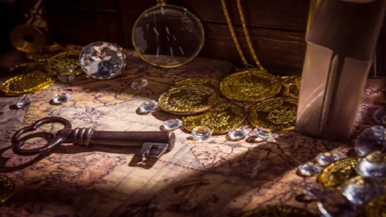 भारतातून कधीकाळी सोन्याचा धूर निघायचा असं म्हटलं जात. भारतात आजही अनेक पुरातन मंदीर तसेच गुफांमध्ये सोनं आणि खजाना दडलेला आहे, असं मानलं जातं. अशाच पाच कथित खजान्यांविषयी जाणून घेऊ या..