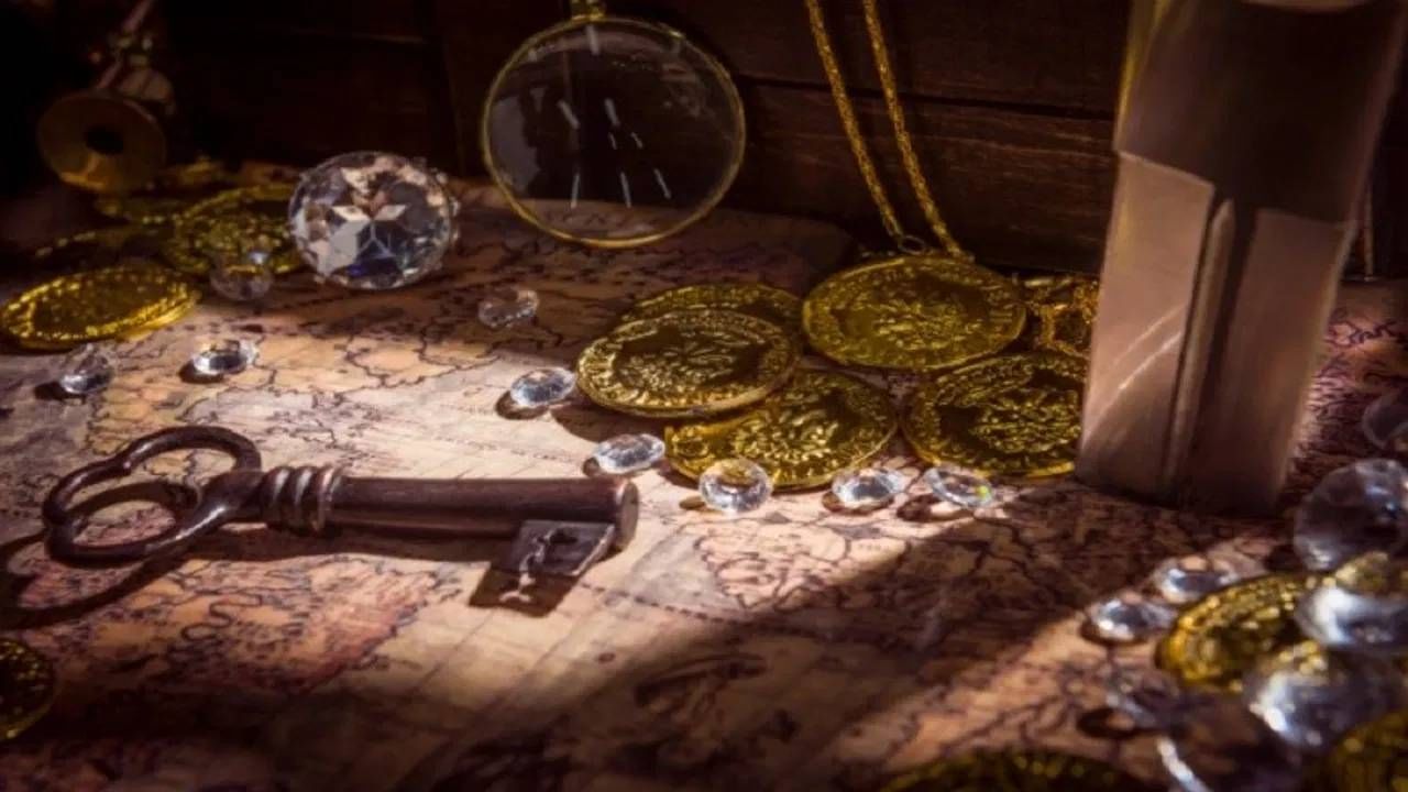 भारतातून कधीकाळी सोन्याचा धूर निघायचा असं म्हटलं जात. भारतात आजही अनेक पुरातन मंदीर तसेच गुफांमध्ये सोनं आणि खजाना दडलेला आहे, असं मानलं जातं. अशाच पाच कथित खजान्यांविषयी जाणून घेऊ या..