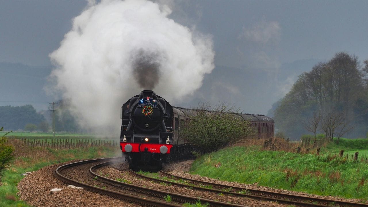 डिझेलवर चालणाऱ्या या रेल्वे इंजिनाला बंद का केलं जात नाही? यामागे काही महत्त्वाची कारणं आज आपण समजून घेणार आहोत. जेव्हा ट्रेन शेवटच्या स्थानकावर येते आणि थांबते, त्यावेळी तुम्हाला गॅस सोडल्यासारखा आवाज येतो. हा आवाज ट्रेन थांबल्यावर इंजिनच्या ब्रेक प्रेशरच्या रिलीजचा असतो.