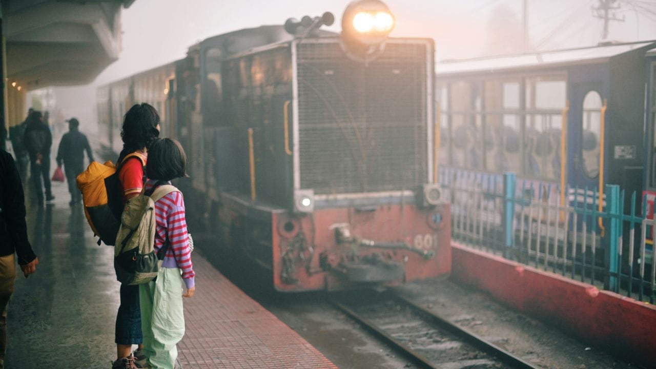 मीडिया रिपोर्ट्सनुसार, डिझेल इंजिन सुरू करण्यासाठी मोठ्या प्रमाणात इंधनाची गरज भासते. दुसरीकडे, स्टेशनवर उभं असतानाही इंजिन सुरू असल्यामुळे इंधनाचा वापर होत राहतो.