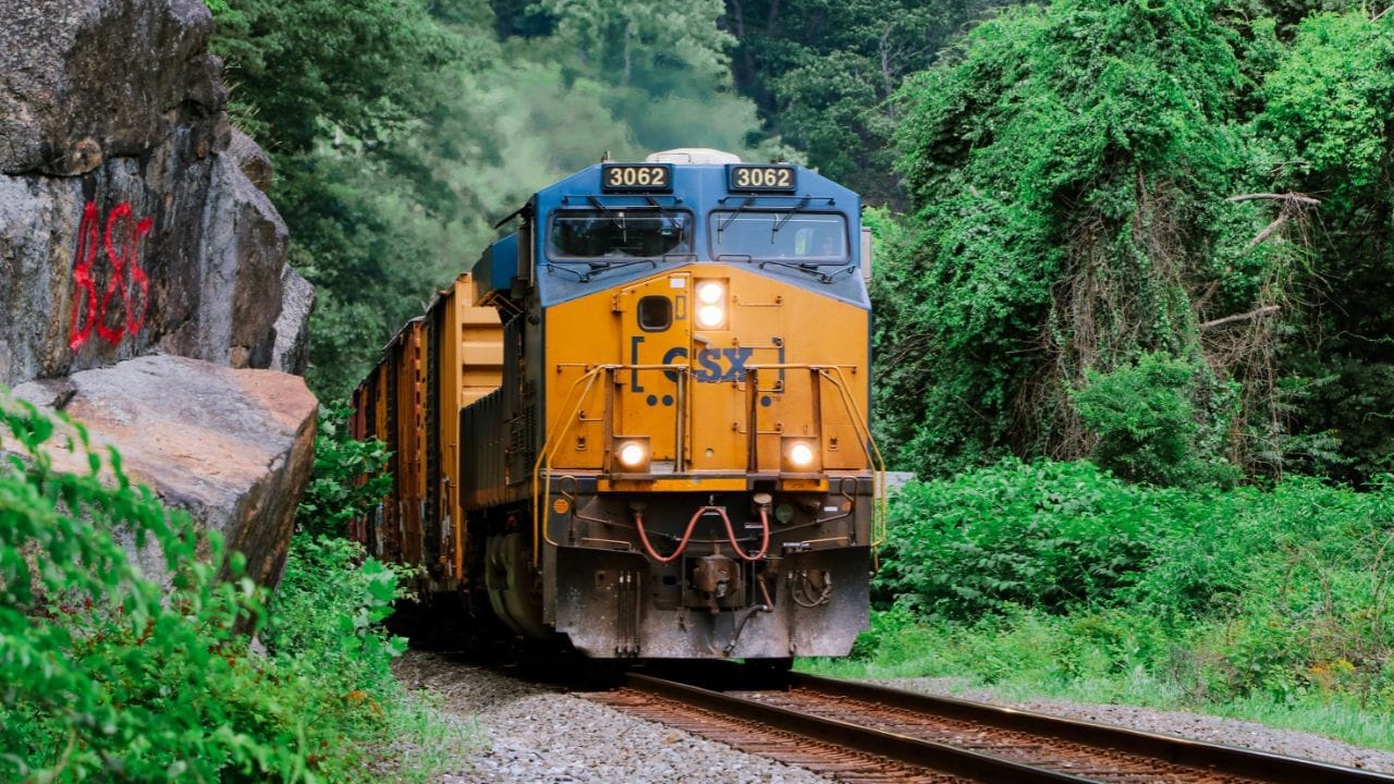 म्हणूनच रेल्वे स्टेशनवर थांबलेली ट्रेन आणि तिचं इंजिन सुरू असण्यामागे ही सर्व कारण आहे. ही कारणे सुरक्षेच्या दृष्टीने महत्त्वाची असतात. भविष्यात मात्र, इलेक्ट्रिक इंजिनच्या वाढत्या वापरामुळे हे चित्र बदलू शकतं.