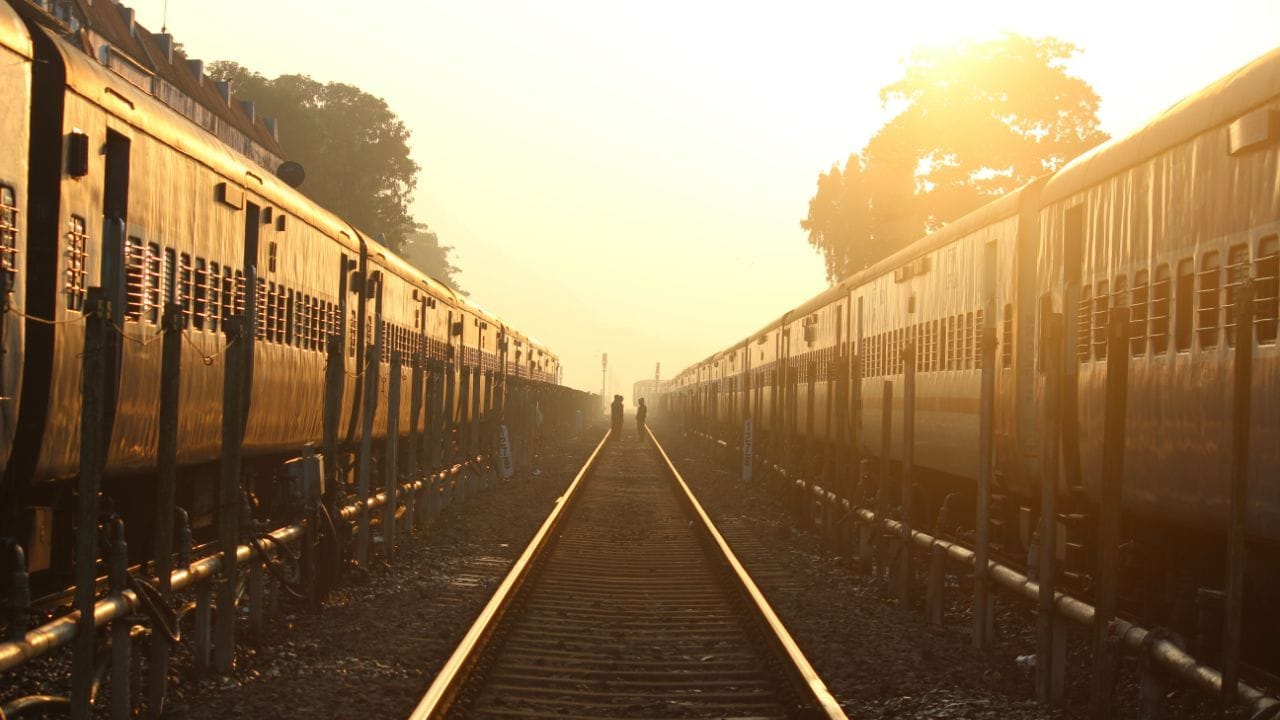 हे प्रेशर पुन्हा तयार व्हायला वेळ लागतो. ट्रेनला थांबवण्यासाठी एका विशिष्ट दाबाची गरज असते. जेव्हा इंजिन बंद केले जाते, तेव्हा हे प्रेशर कमी होतं. त्यामुळे प्रवाशांच्या जीवाला धोका निर्माण होऊ शकतो. यामुळेच सुरक्षिततेच्या कारणास्तव थांबलेल्या ट्रेनचं इंजिन सुरू ठेवणं आवश्यक असतं.