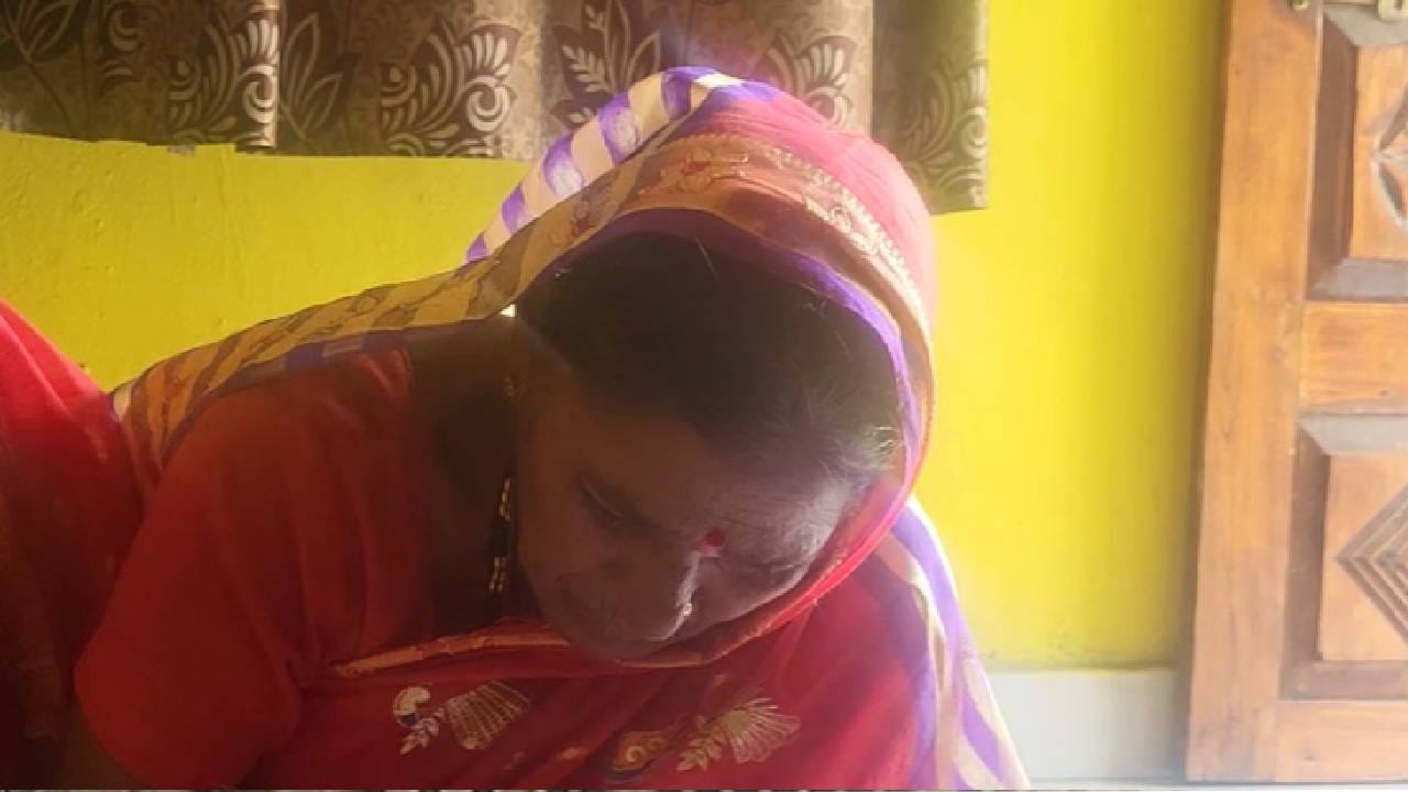 त्यांचा नातू धीरज बोरकरही यंदा 10वीला होता. त्या दोघांनी परीक्षा दिली. नुकत्याच लागलेल्या निकालात धीरजला 71 टक्के गुण मिळाले.