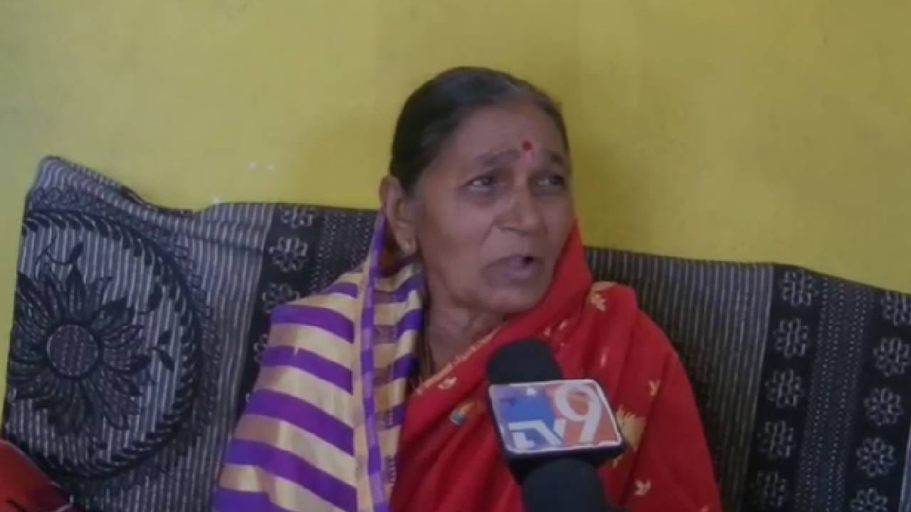 68 वर्षांच्या आजींनी या वयात चिकाटीने अभ्यास करत जे यश संपादन केलं ते प्रेरणादायी ठरत असून सर्व स्तरांतून त्यांचं कौतुक होत आहे.  