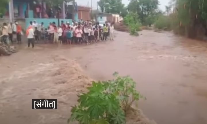 जालनात ढगफुटी सदृश्य पाऊस, त्यात कोल्हापूरी बंधारा फुटला.... जालनात ढगफुटी सदृश्य पाऊस, त्यात कोल्हापूरी बंधारा फुटला....