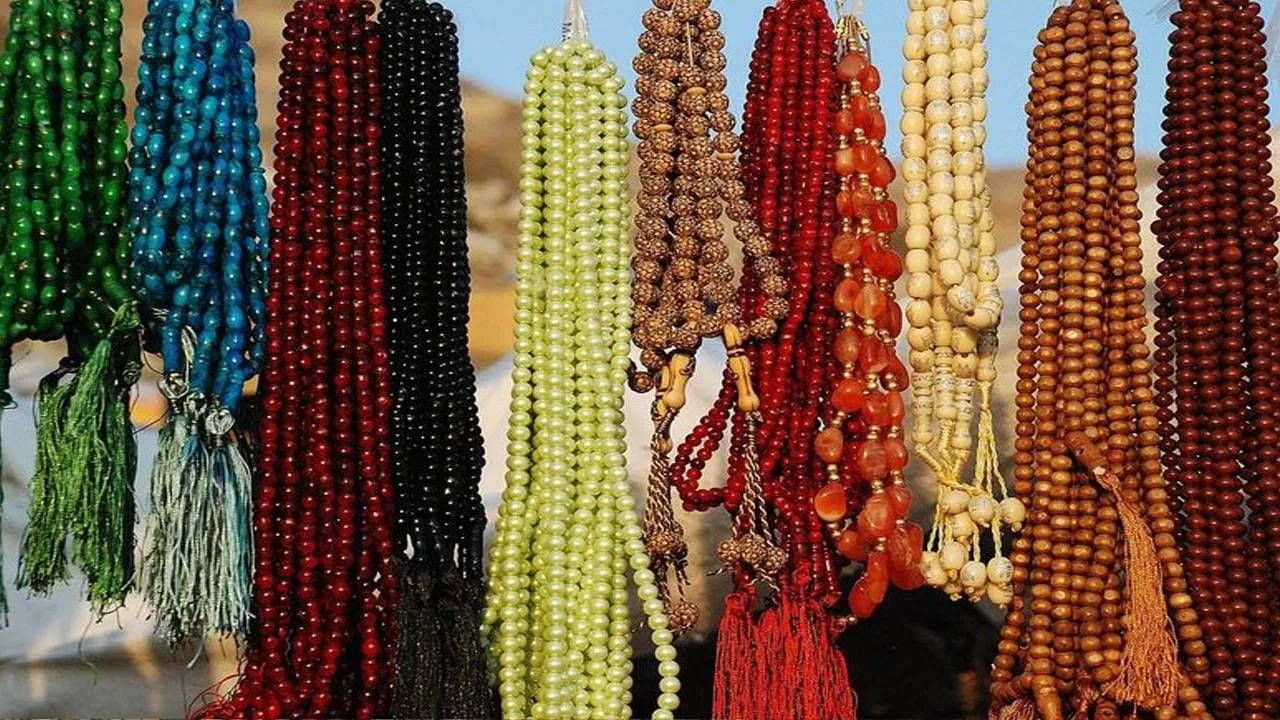 ज्योतिषशास्त्रानुसार 12 राशी आणि 9 गृह यांचा गुणांक हा 108 असतो. हा अंक संपूर्ण जगात घडणाऱ्या घडामोडींचे प्रतिनिधित्त्व करतो, असे मानले जाते. अनेकजण 100 मणी स्वत:साठी तर उरलेले 8 मणी हे आपल्या गुरुचे असतात, असे म्हटले जाते. त्यामुळेच अनेकजण 108 मणी असलेली जपमाळ वापरतात. 