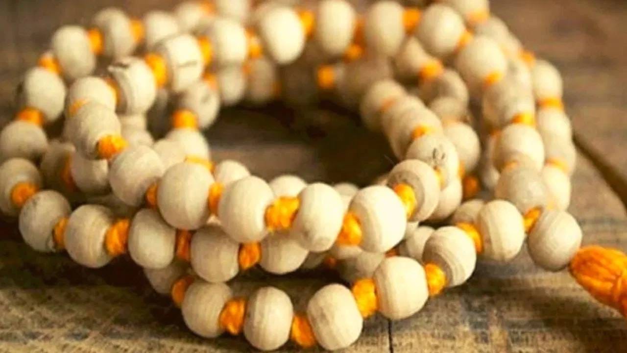 शास्त्रांमध्ये जपमाळेत 108 मणी असण्याची वेगवेगळी कारणं देण्यात आलेली आहे. काही जण 27 मणी असलेली जपमाळ वापरतात तर काही जण 54 मणी असलेल्या जपमाळेच्या मदतीने जप करतात. 