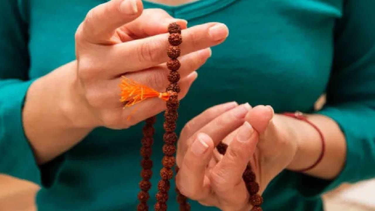 हिंदू धर्मात जप करण्याला फार महत्त्व आहे. जप केल्याने तुम्हाला मानसिक शांती मिळते तसेच तुमची इंद्रिये जागृत राहतात, असे मानले जाते. पण जप करण्यासाठी वापरल्या जाणाऱ्या जपमाळेत 108 एवढेच मणी का असतात, याचा कधी विचार केला आहे का? याच प्रश्नाचे उत्तर जाणून घेऊ या...