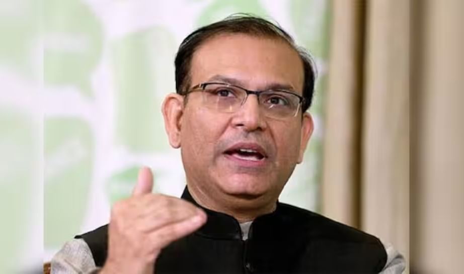 जयंत सिन्हा - जयंत सिन्हा यांचा जन्म २१ एप्रिल १९६३ रोजी तत्कालिन बिहारच्या गिरिडीह येथे झाला.त्यांनी त्यांचे शालेय शिक्षण पाटण्यातील सेंट मायकल हायस्कूल आणि दिल्लीतील सेंट कोलंबा स्कूलमध्ये केले.त्यांनी १२ वी पूर्ण केल्यानंतर त्यांनी आयआयटी दिल्लीमधून बी.टेक केले. पेनसिल्व्हेनिया विद्यापीठातून एमएस आणि हार्वर्ड बिझनेस स्कूलमधून एमबीए केले. जयंत सिन्हा यांनी भारतीय संसदेचे सदस्य म्हणून काम केले आहे आणि भारत सरकारमध्ये माजी अर्थ राज्यमंत्री आणि माजी नागरी विमान वाहतूक राज्यमंत्री म्हणून पदे भूषवली आहेत.