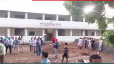 Kalyan Breaking : खेळायला गल्लीत गेला, परत येताना मात्र..; शाळेची भिंत कोसळून चिमूकल्याचा दुर्दैवी अंत