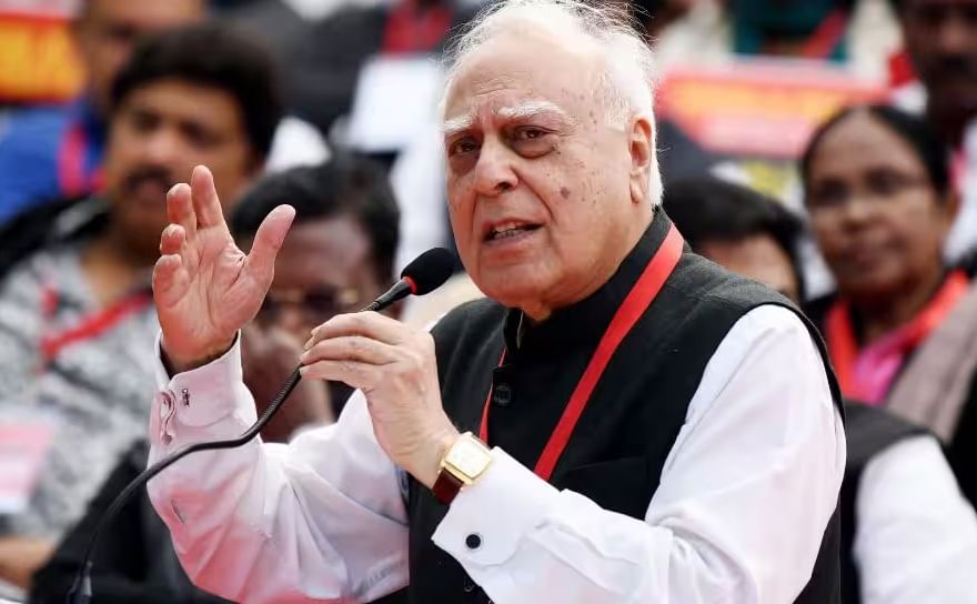  कपिल सिब्बल - कपिल सिब्बल यांचा जन्म ८ ऑगस्ट १९४८ रोजी पूर्व पंजाबमधील जालंधर येथे झाला.त्यांचे शालेय शिक्षण सेंट जॉन्स हायस्कूलमध्ये झाले. १२ वी पूर्ण केल्यानंतर त्यांनी दिल्लीतील सेंट स्टीफन्स कॉलेजमध्ये पदवीपूर्व शिक्षण घेतले. नंतर, त्यांनी दिल्ली विद्यापीठातील कायदा विद्याशाखेत वकीलीचे शिक्षण घेतले. त्यानंतर त्यांनी हार्वर्ड लॉ स्कूलमधून पदव्युत्तर शिक्षण घेतले. कपिल सिब्बल हे एक भारतीय वकील, राजकारणी आणि काँग्रेसचे राज्यसभेचे खासदार आहेत