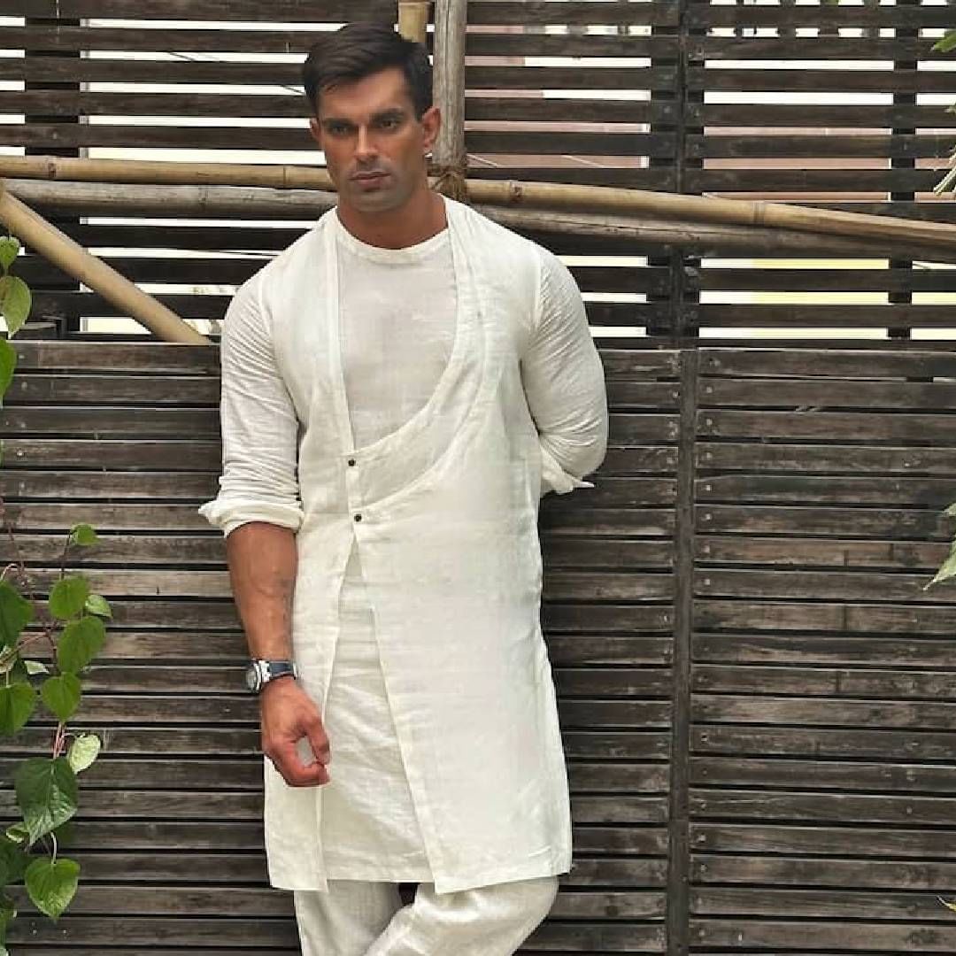 जेनिफर आणि करणच्या राहणीमानात, विचारांमध्ये बराच फरक होता, यामुळे दोघांमध्ये सतत भांडणं व्हायची, असं म्हटलं गेलं. 'दिल मिल गए'च्या सेटवर दोघं लगेच एकमेकांकडे आकर्षित झाले. परंतु एकमेकांना समजण्यासाठी त्यांनी पुरेसा वेळ घेतला नव्हता. 
