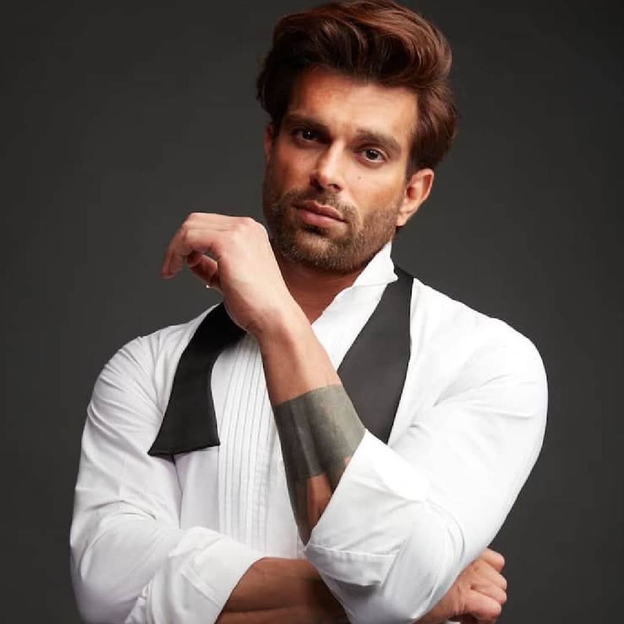 'दिल मिल गए' या मालिकेतून घराघरात पोहोचलेला अभिनेता करण सिंह ग्रोवरने 2012 मध्ये अभिनेत्री जेनिफर विंगेटशी लग्न केलं होतं. मालिकेच्या सेटवर हे दोघं एकमेकांच्या प्रेमात पडले होते. 
