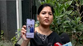 करुणा शर्मांचा धनंजय मुंडेंवर गंभीर आरोप, थेट पुरावा दाखवत म्हणाल्या.. करुणा शर्मांचा धनंजय मुंडेंवर गंभीर आरोप, थेट पुरावा दाखवत म्हणाल्या..