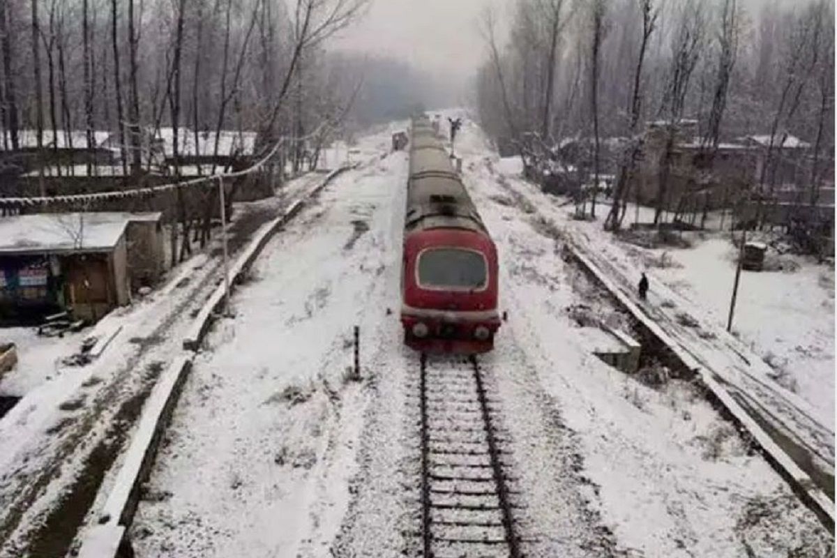 जम्मू आणि काश्मीरमधील बारामुल्ला रेल्वे स्टेशन हे भारताचे सर्वात उत्तर टोकाचे शेवटचे रेल्वे स्टेशन आहे. हा जम्मू-बारामुल्ला रेल्वे मार्गाचा हा एक भाग आहे ज्यामुळे काश्मीर खोरे देशाच्या उर्वरित भागाशी जोडले जात.. एवढेच नव्हे तर हे स्टेशन धोरणात्मक आणि पर्यटन दोन्ही दृष्टिकोनातून महत्त्वाचे स्थानक आहे. काश्मीर खोऱ्यातील सौंदर्य पाहण्यासाठी पर्यटक या रेल्वे मार्गाचा वापर करतात. जम्मू आणि काश्मीरला रेल्वे नेटवर्कशी जोडण्याचा हा प्रकल्प अत्यंत आव्हानात्मक होता. या मार्गावर अनेक बोगदे आणि पूल आहेत. भारताच्या अद्भुत अभियांत्रिकीचा हा सर्वोत्तम नमुना आहे.