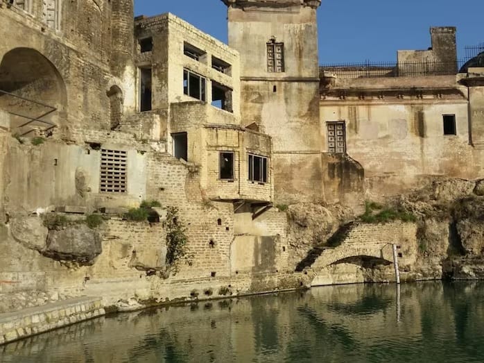 कटासराज शिव मंदिर कटासराज शिव मंदिर पाकिस्तानच्या पंजाब प्रांतात आहे. लग्नानंतर भगवान शिव आणि माता सती यांनी काही काळ या गावात वास्तव्य केले असे म्हटले जाते. भगवान शिवाचे हे मंदिर 900 वर्षे जुने आहे. डोंगरावर बांधलेल्या या मंदिरात हिंदू धर्माचे भक्त दररोज भक्तीभावाने पूजा करतात.