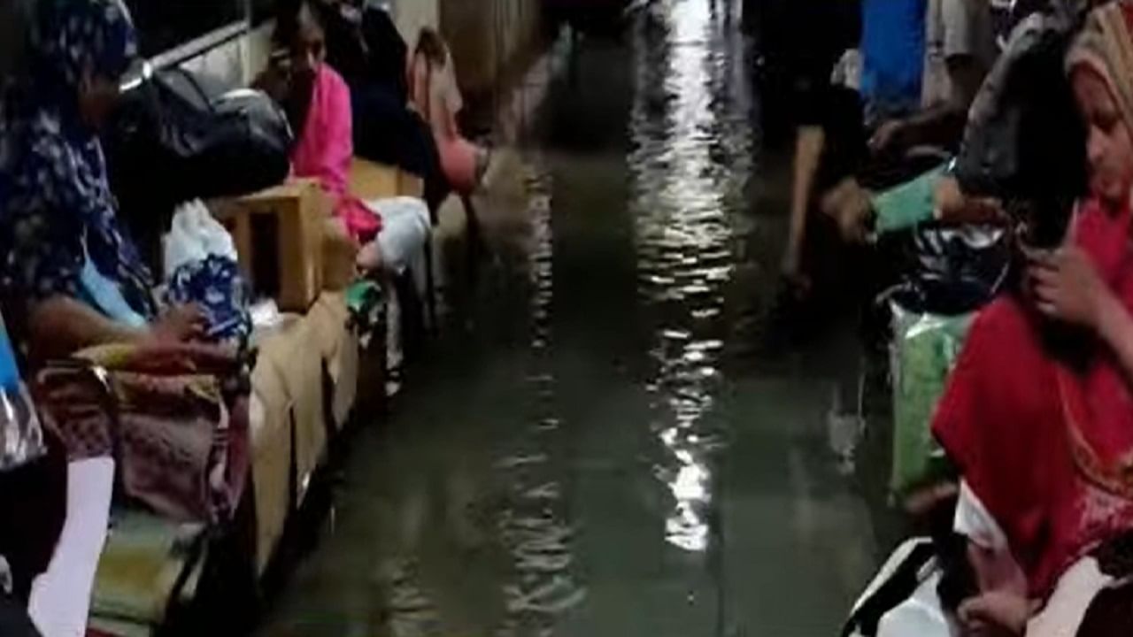 मुंबई KEM हॉस्पिटल येथील जुन्या इमारतीमध्ये ग्रॉऊंड फ्लोअर मध्ये पाणी शिरलं आहे. ज्यामुळे रुग्णालयात गोंधळ उडाला आहे.