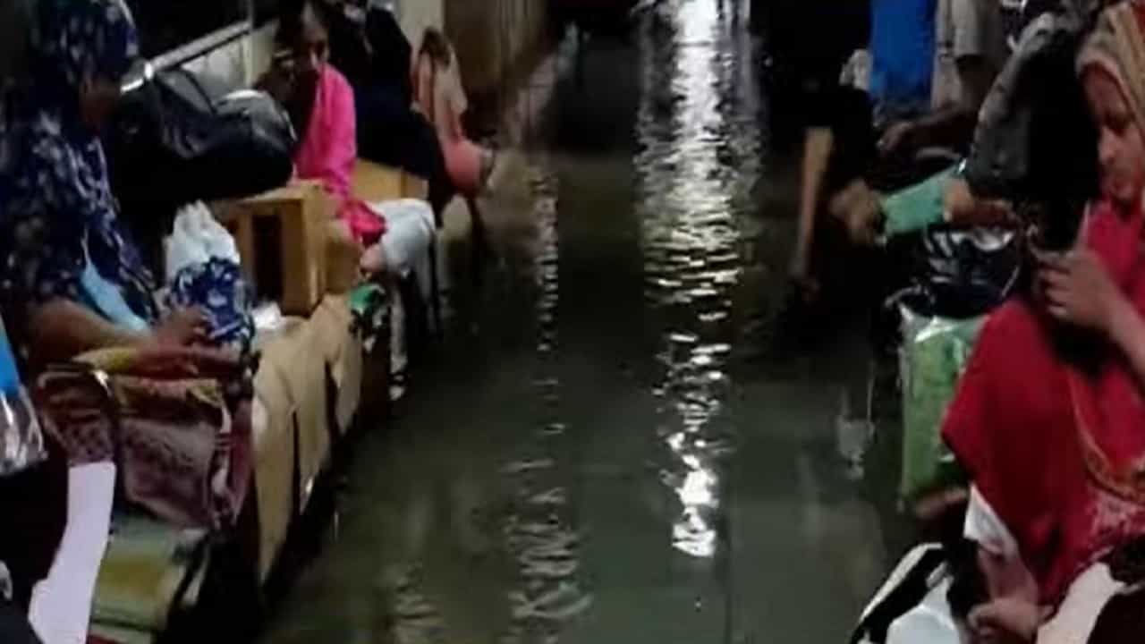 मुंबई KEM हॉस्पिटल येथील जुन्या इमारतीमध्ये ग्रॉऊंड फ्लोअर मध्ये पाणी शिरलं आहे. ज्यामुळे रुग्णालयात गोंधळ उडाला आहे.