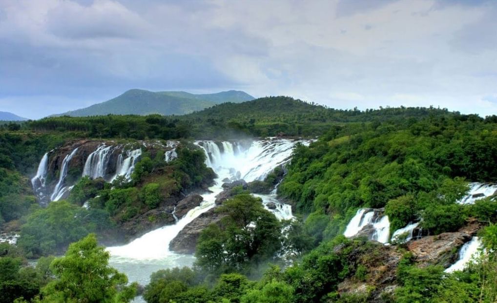 मध्य रेल्वे लोहमार्गाने हे खंडाळा-लोणावळा हे शहर जोडलेले आहे. तुम्ही पुण्यासाठी जाणाऱ्या एक्सप्रेसने लोणावळा जाऊ शकता. येथून खंडाला जवळच आहे. येथे निसर्गाचा अद्भूत नजारा पाहायला मिळू शकतो.