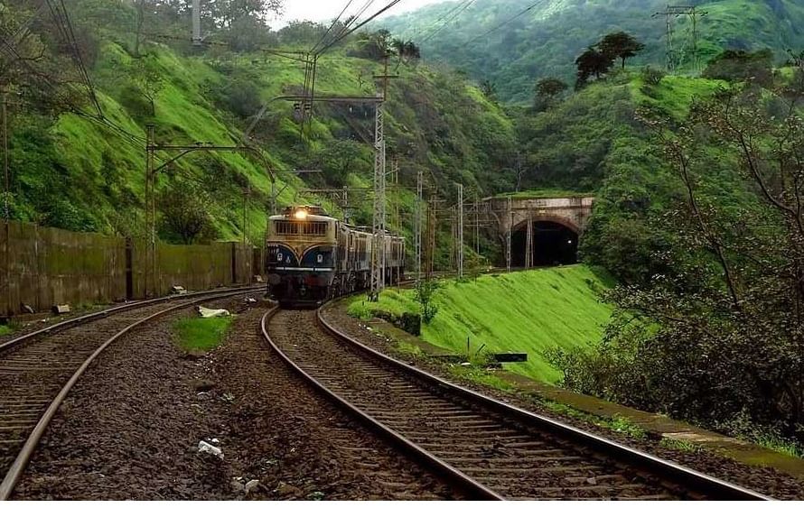 हे हिल स्टेशन महाराष्ट्राच्या ठाण्याजवळील डोबिंवली शहरापासून अवघ्या ७३ किमीवर आहे, या हिल स्टेशनचं नाव खंडाळा आहे.