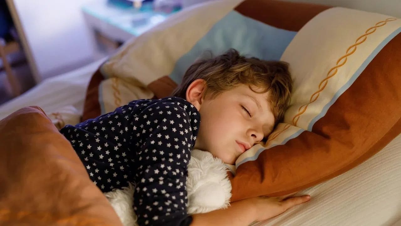 जर तुम्ही मुलांना झोपण्यापूर्वी चॉकलेट, मिठाई किंवा कोणतीही गोड वस्तू दिली तर त्यांच्या शरीरातील उर्जेची पातळी वाढते. ज्यामुळे ते झोपण्याऐवजी खेळण्याच्या मूडमध्ये असतात. म्हणून झोप न मिळाल्याने दुसऱ्या दिवशी त्यांना चिडचिड आणि थकवा जाणवतो. शिवाय, साखर आरोग्यासाठी देखील हानिकारक आहे. 