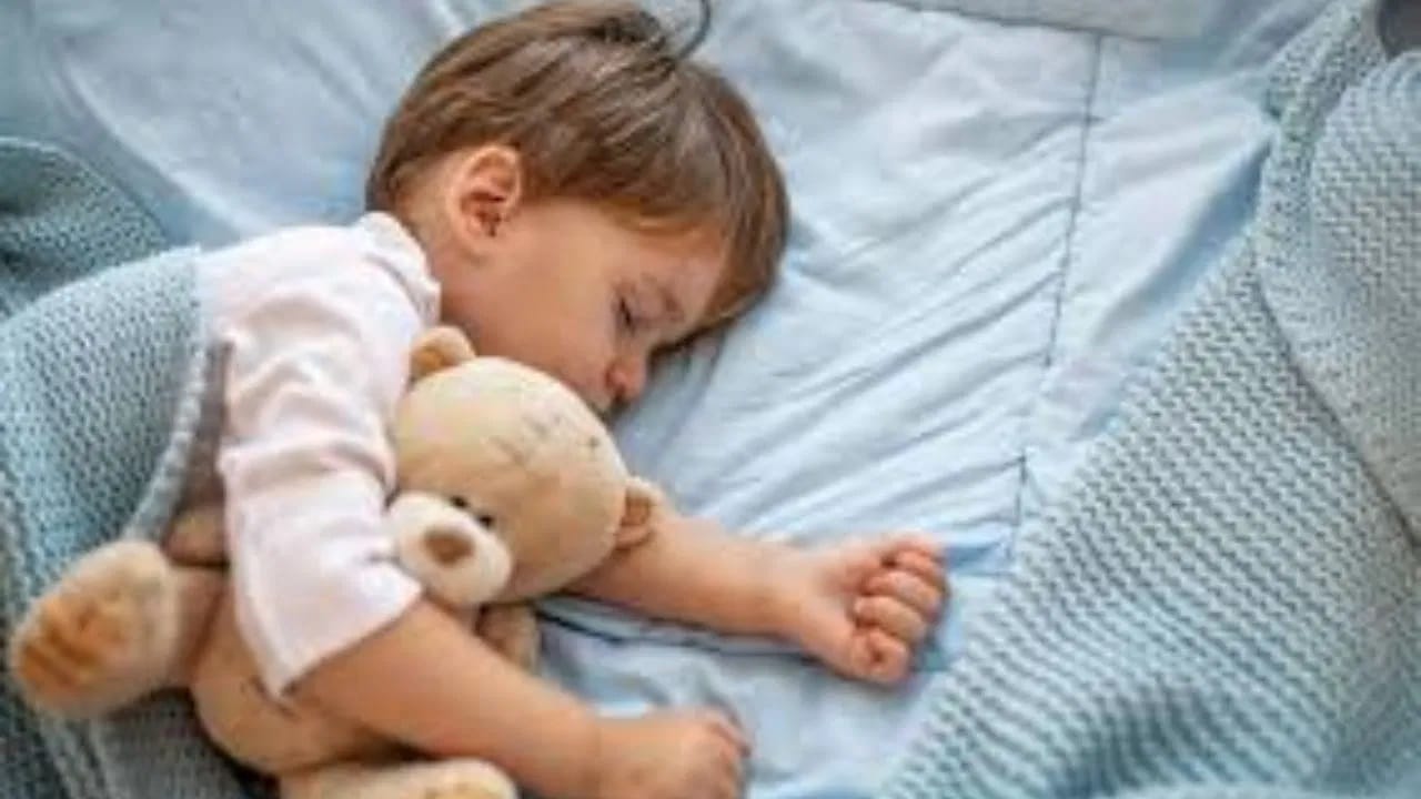 झोपण्यापूर्वी मुलांच्या हातात मोबाईल, टीव्ही किंवा टॅबलेट देऊ नका. यांच्या स्क्रिनमुळे झोप येणे खूप कठीण होते. जर एखादा मुलगा मोबाईल फोन किंवा टीव्ही पाहत झोपी गेला तर त्याला नीट झोप लागत नाही.  