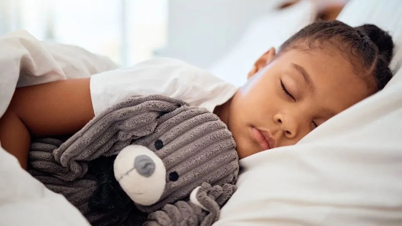 vastu tips : रात्री झोपताना या वस्तू उशिखाली ठेवा; धनाची कधीच कमतरता भासणार नाही