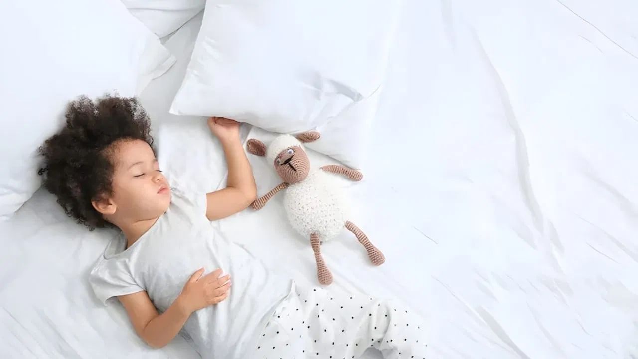 झोपण्यापूर्वी मुलांना खिचडी, दूध, किंवा साधी भाकरी आणि भाज्या द्या. झोपण्यापूर्वी गोष्टी सांगणे किंवा संगीत वाजवणे यासारख्या आरामदायी क्रिया करणे केव्हाही उत्तम. यामुळे त्यांना नैसर्गिकरित्या आराम मिळतो आणि चांगली झोप लागते.