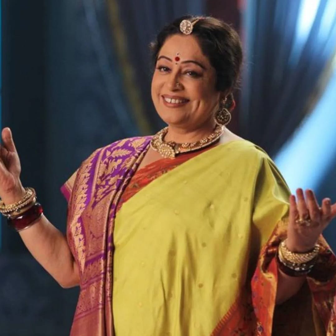 बॉलिवूड अभिनेत्री किरण खेर यांनीही प्रसिद्ध पाकिस्तानी चित्रपट 'खामोश पानी'मध्ये काम केले आहे. या चित्रपटात त्यांनी अप्रतिम अभिनय केला आहे, ज्यासाठी त्याला अनेक आंतरराष्ट्रीय पुरस्कार मिळाले आहेत.