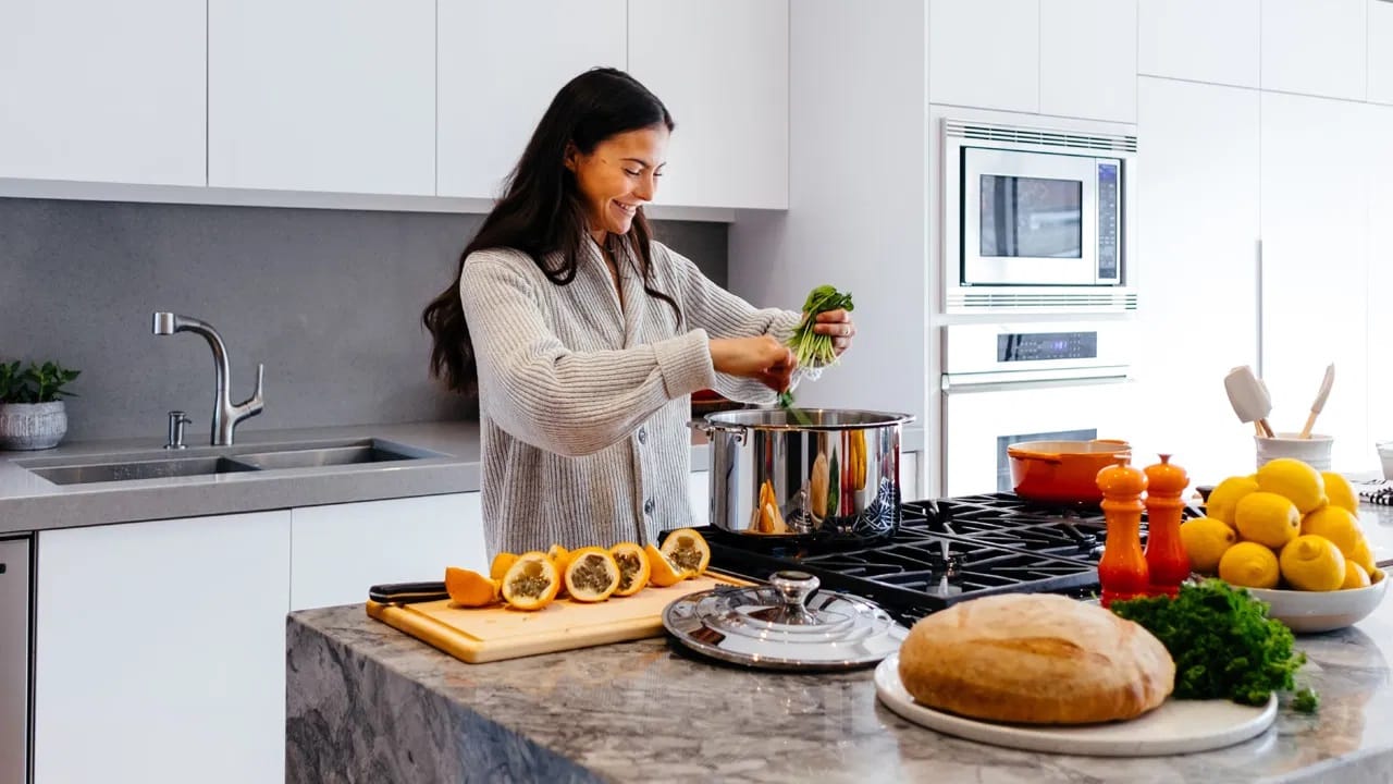 'हे' 5 किचन हॅक्स स्वयंपाकघरातील कामं करतील सोपे, एकदा करून पाहा 'हे' 5 किचन हॅक्स स्वयंपाकघरातील कामं करतील सोपे, एकदा करून पाहा