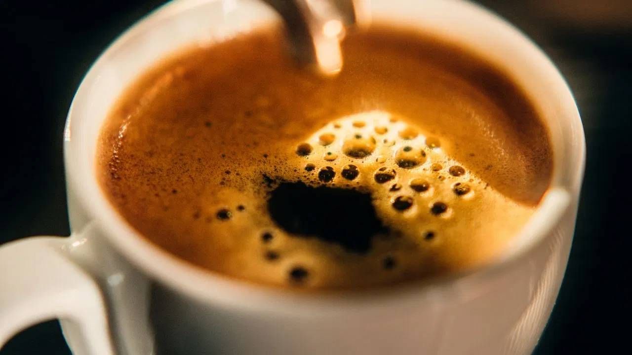 एक कप कॉफी घेतली की दिवस कसा एकदम मस्त जातो. कामं करण्याचा उत्साह येतो. तसेच अंगातील मरगळ झटकून जाते. त्यामुळे अनेक जण मूड फ्रेश करण्यासाठी एक प्याला कॉफी घेतात. अनेकांना कॉफीचं व्यसनच असतं असं म्हंटलं तर वावगं ठरणार नाही. 