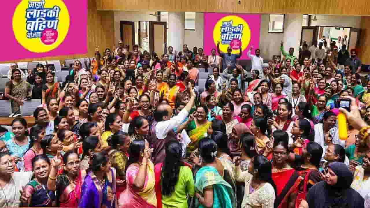 Ladki Bahin Yojana : खऱ्या लाडक्या बहिणींची फसवणूक; धक्कादायक बाब उघड, सरकारी कर्मचारी तरीही लाटले 3 कोटी Ladki Bahin Yojana : खऱ्या लाडक्या बहिणींची फसवणूक; धक्कादायक बाब उघड, सरकारी कर्मचारी तरीही लाटले 3 कोटी