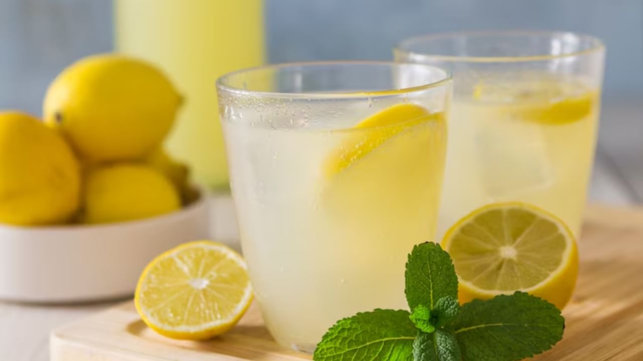 उन्हाळ्यात लिंबूपाणी बनवताय? तर 'या' गोष्टी लक्षात ठेवा, अन्यथा बिघडू शकते तुमचे आरोग्य उन्हाळ्यात लिंबूपाणी बनवताय? तर 'या' गोष्टी लक्षात ठेवा, अन्यथा बिघडू शकते तुमचे आरोग्य