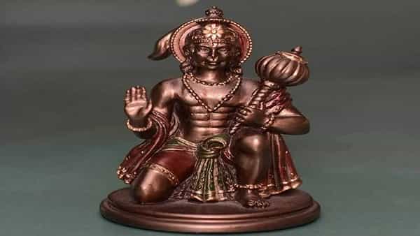 लोक भगवान हनुमानाची पूजा कोणत्याही वेळाला करतात. लोकमान्यतेनुसार हनुमानाची पूजा दुपारी करायला हवी.
