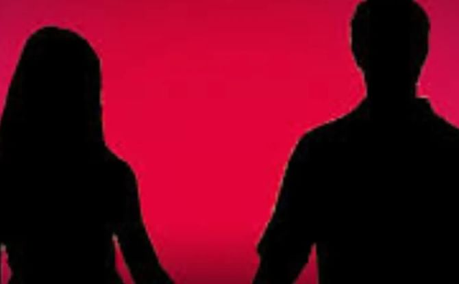 गर्लफ्रेंडचे कलेवर चितेवर जाण्यापूर्वी त्याने तिच्या कपाळी कुंकू लावले गर्लफ्रेंडचे कलेवर चितेवर जाण्यापूर्वी त्याने तिच्या कपाळी कुंकू लावले