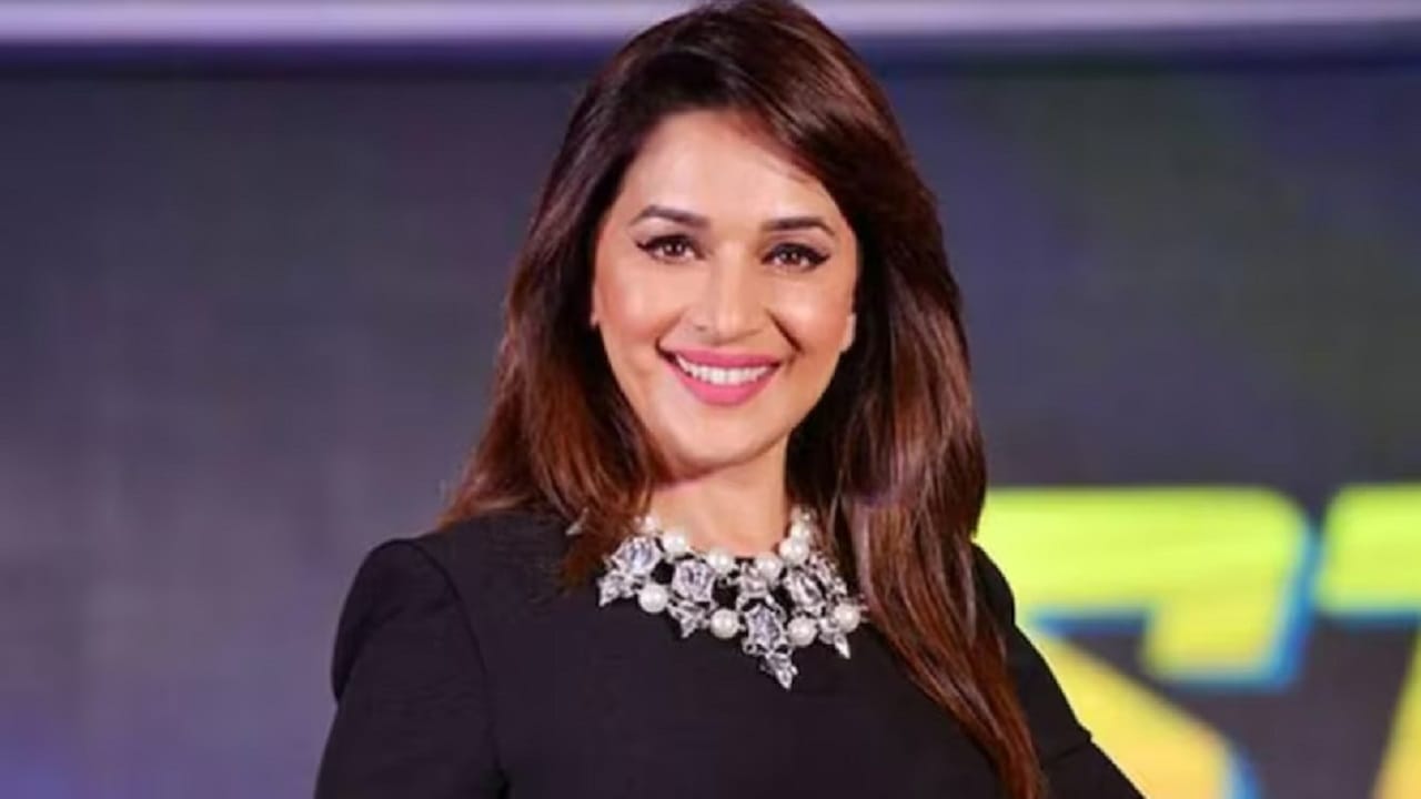 माधुरी दीक्षित हिच्या संपत्तीबद्दल सांगायचं झालं तर, अभिनेत्री 250 कोटी संपत्तीची मालकीण आहे. कुटुंबासोबत अभिनेत्री आलिशान आयुष्य जगते. 