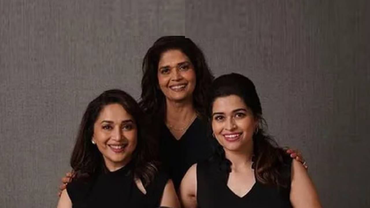 बहीण रूपा आणि भारती  माधुरी दीक्षित ही अभिनेत्री असण्यासोबतच एक उत्तम नृत्यांगना देखील आहे. माधुरीच्या दोन्ही बहिणी, भारती आणि रूपा, देखील तिच्यासारख्याच प्रशिक्षित कथक नर्तक आहेत. माधुरीच्या दोघी बहीणी प्रसिद्धीपासून दूर असतात, पण त्यांनी नेहमीच माधुरीला पुढे जाण्यासाठी प्रोत्साहित केलं.  माधुरीने एकदा तिच्या दोन्ही बहिणींसोबतचा एक जुना फोटो शेअर केला होता, ज्यामध्ये ती शाळेत तिच्या बहिणींसोबत स्टेजवर परफॉर्म करताना दिसली होती.