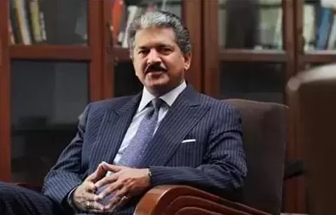 आनंद महिंद्रा - आनंद गोपाळ महिंद्रा यांचा जन्म १ मे १९५५ रोजी मुंबई येथे झाला. त्यांनी शालेय शिक्षणासाठी लव्हडेल येथील लॉरेन्स स्कूलमध्ये प्रवेश घेतला होता. हायस्कूलचे शिक्षण पूर्ण केल्यानंतर त्यांनी हार्वर्ड विद्यापीठातून पदवीपूर्व पदवीसाठी फिल्म मेकिंग आणि आर्किटेक्चरचा अभ्यास केला. त्यानंतर त्यांनी हार्वर्ड बिझनेस स्कूलमधून एमबीए केले. आनंद महिंद्रा हे एक भारतीय उद्योगपती असून ते महिंद्रा ग्रुपचे अध्यक्ष आहेत.