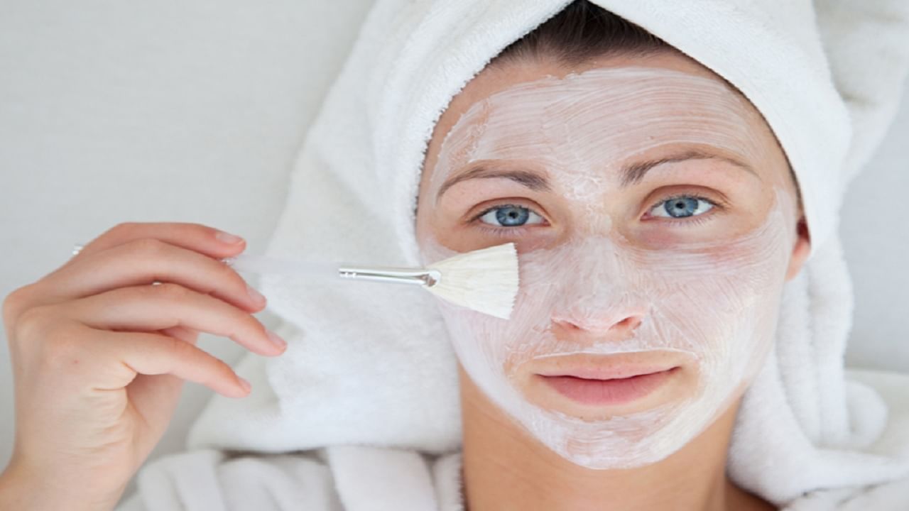 tips for glowing skin: नैसर्गिकरित्या चमकदार त्वचेसाठी 'या' सोप्या पद्धतीनं घरच्या घरी बनवा फेस मास्क