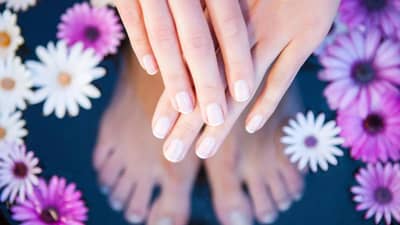 घरच्या घरी करा पार्लरसारखे मॅनिक्युअर आणि पेडीक्योर, जाणून घ्या सोप्या ट्रिक्स