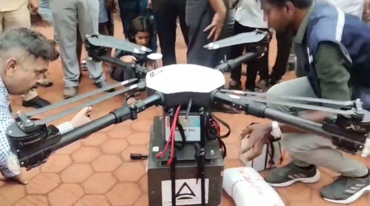 ड्रोनद्वारे एकावेळी 20 किलो पार्सल घेऊन जाण्याची व्यवस्था असलेली ड्रोन सर्विसची चाचणी माथेरान मध्ये घेण्यात आली. ड्रोन सर्विसची चाचणी यशस्वी झाली असून भविष्यात माथेरान येथे पोस्टाचं पार्सल ड्रोन द्वारे येण्यास सुरुवात होणार आहे.
