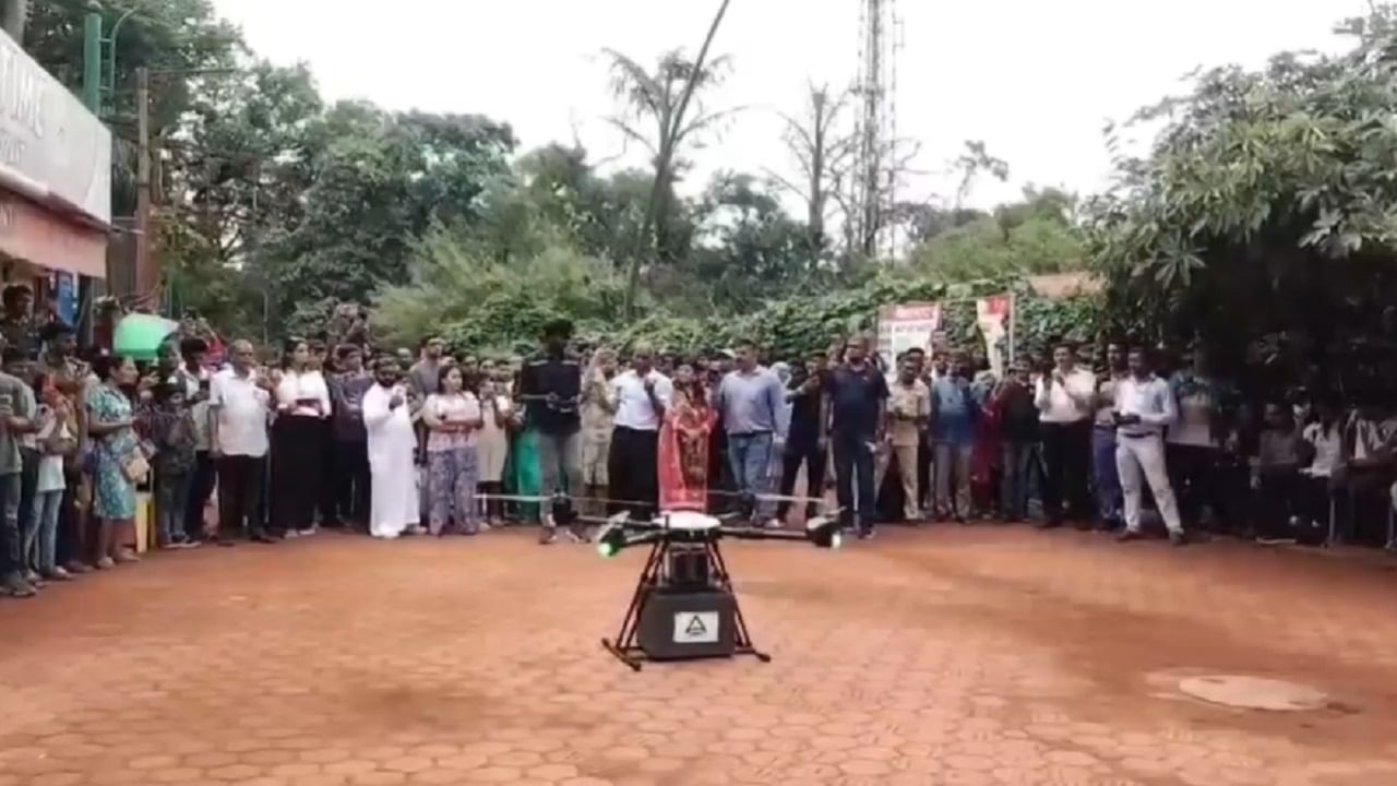माथेरान हे ठिकाणी मुंबई पासून हवाई अंतराने काही मिनिटांवर आहे, मात्र रस्ते मार्गाने काही तासांचे आहे. त्यामुळे 800 मीटर उंचावर असलेल्या माथेरानमध्ये पोस्टाकडून ड्रोन सेवा देण्याचा विचार सुरु आहे. त्यानुसार ड्रोन माथेरानमध्ये उंच उडून किती किलो वजन पेलू शकतं याची चाचणी दूर संचार विभाग यांच्याकडून घेण्यात आली.