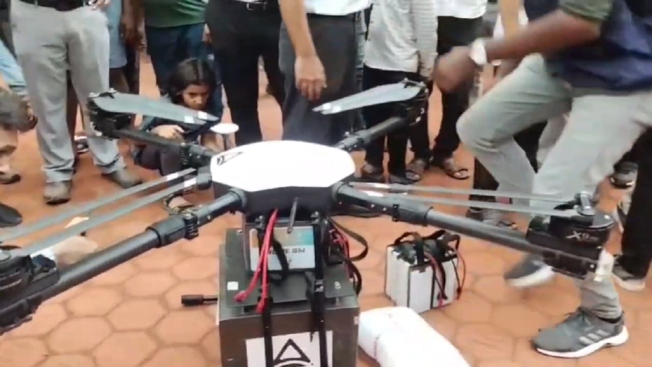 चाचणीमध्ये कर्जतमधून पोस्ट कार्यालयाच्या इमारतीवरून ड्रोन उडविण्यात आलं. अवघ्या 15 मिनिटांत हे ड्रोन माथेरानमध्ये पोहचलं. यापूर्वी कर्जत माथेरान अंतरासाठी दीड तासांचा वेळ लागत होता. पण ड्रोनच्या मदतीने कमी वेळ लागणार आहे. ड्रोन मधून एखदी वस्तू आणण्यासाठी फक्त 15 मिनिटं लागतील.